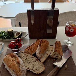 #콘수프기록집 #예쁜템최고야 
도마, 칼세트도 예쁠수가 있다니🙌🏻🥰
사온 빵 정리하는데 너무 예뻐서 사진 찍었어요.
역시 예쁜거 다 좋아요.
산토구 나이프/중식 나이프/유틸리티 나이프(과도)
50- W390 xL 240 xH 20 (mm)
칼블럭-W 220xL 135xH 215 (mm)
'나의 홈 파인다이닝' 데컷
#데켓 #DAEKKET #주방 #주방인테리어 #도마
#맞팔 #맞팔해요 #집스타그램 #홈데코 #주방스타일링 
#30평대인테리어 #도마추천 #도마거치대 #도마거치대 
#주방꾸미기 #주방용품 #homedecor #homestyling 
