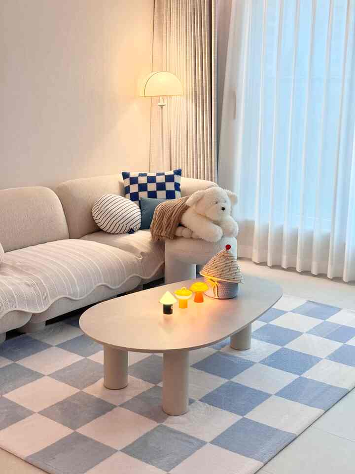 #인테리어소품 #조명 #무드등 #소품 #오브제 #루메나 #집들이선물 #신혼부부선물 

私が一番気に入っている小物の一つは、ルメナ照明です！

結婚祝いのプレゼントとしてもらいましたが、最愛の照明で登場しました😍

照明をオフにする時もカラーがあってポイント小物にぴったりですㅎㅎ

照明をオンにすると非常に適切な明るさで光を出します！

充電はcタイプで可能です。
軽くてどこにでも移動するのが好きですㅎㅎ

見るだけでもめちゃめちゃ可愛くて気に入る小物ですよ！

そしてそろそろ秋シーズン（？）の準備に
また小道具を見ています。
すでに購入したものもありますが、まだ来ていないものもあります。
買っても撮れず、そのまま保管中が多いんですよㅠㅠ 

早い秋が来てほしいです🥰

