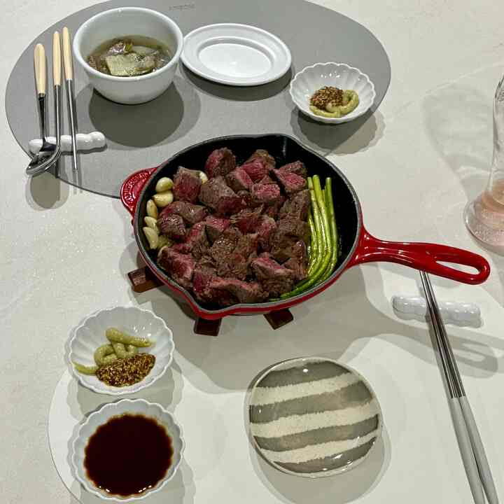 #오늘의우리집 #콘수프기록집 
私はなぜこんなに肉がいいのですか？ 🤎
今夜は夫と扇子をしっかり焼いておいしい一食を食べました。

肉はいつ食べても飽きないようです。 
私はステーキを食べるときワサビを軽く上げて食べるのが一番好きです。  隣人はステーキを食べるときどんな組み合わせが好きですか？ 
塩波、わさび波、またはホールグレイン？  #신혼부부그릇 #맞팔
