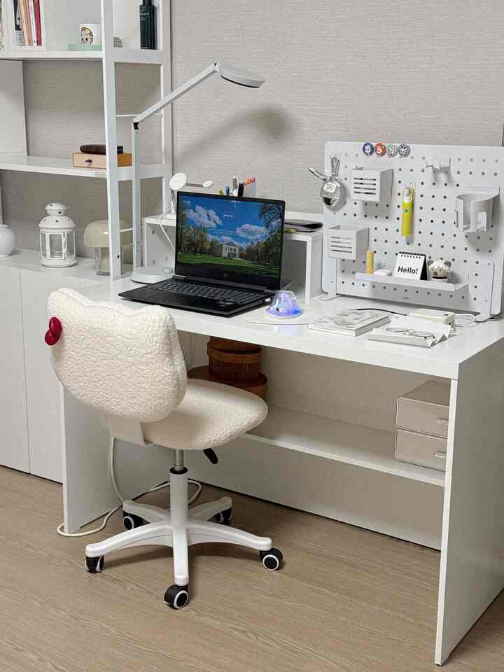 ＃五感レビューセレクションプログラムを通じて製品を提供され、直接使用し、スタイリングした後期です。

デスクテリアをやりたかったのですが、
昨年は机ではなく800本の正方形テーブル
デスクテリアに挑戦したことがありました。

最初はリビングルームに自分のスペースを作りました。
家具を並べ替えながらお部屋に移して書きました。
スペースがちょっと曖昧になってしまってちょっと使う 結局、、処分、、

デスクトップは持っていて、 
もう一度机があればいいと思います。

良い機会でウェルファニチャーの新人
机を受けて書いてみました。

私たちの家は1200シェルフ製品です。
お部屋にデスクスペースで飾りました。
隣に本棚があったので、白がよく似合っていたようです。
やっぱり、、！

設置記事が入念に設置もよくしてくれて、
棚は固定型なので、右、左に決めることができます。
私は左にインストールしました:)

下の下には棚があり、物を収納するのにもいいです。

ほのかな艶消しのホワイトカラーで高級感を見せて、
しっかりとした天板、汚れが生じても水のティッシュで拭いたり
私は多目的洗浄剤を軽く振りかけて拭きます。
管理が簡単です。

机がないので、いつもダイニングテーブルにいます。
最近はこの机に座ってこれをすることをしています。

子供も机を少し探していました。
来年は小学校入学だから、それでも机を買わなければならないから
はじめはまともではなく、子供部屋に置いて書かせるかと思ったのに
インストールしてみると気に入ってお部屋に置いて私がｗｗｗｗ

ホワイトラ どんな空間でもみんなよく合い、
写真を撮ってもきれいに出てくると思います。
ここで最近撮影もたくさんされますね。

インストール後すぐに知人に写真を送った。
子供の机が必要な時点なので、
机の大きさでデザインも気に入ると言いました。

デザイン、価格ともにまともなコスパ
良い机にお勧めしますෆ

＃今日の私たちの家＃ウェルパーニチャー＃ウェルファニチャー＃デスク
＃1200デスク＃デスクデコレーション＃デスクインテリア
#デスクテリア #デスクセットアップ #デスク
＃家の装飾＃コンスープ＃コンスープ記録＃コンスープ記録集
＃メッパル＃メッパーウェルカム＃ホームデコ＃ホームスタイリング
#ホームインテリア #ホームデコ小物 #ホームデコインテリア



