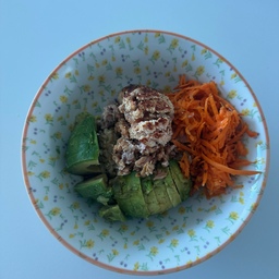 오늘은 한 그릇으로 끝내는 건강한 다이어트 한 끼🥑🍅
고소한 아보카도, 담백한 참치, 감칠맛 가득한 명란, 그리고 듬뿍 넣은 당근라떼를 저속노화밥과 함께 비벼 먹었어요.
한입 먹으면 아보카도의 부드러움과 명란의 짭조름한 풍미, 참치의 담백함이 어우러져 정말 맛있어요. 맛도 챙기고 포만감도 오래가서 다이어트 식단으로 만족스러운 메뉴였습니다.
✔️ 한 그릇으로 간편하게
✔️ 단백질과 건강한 지방까지 든든하게
✔️ 바쁜 날에도 부담 없는 건강식
여러분이라면 여기에 어떤 재료를 더 추가하고 싶으신가요? 😊
#다이어트식단 #저속노화밥 #아보카도 #참치 #명란 #당근라떼 #건강식 #한그릇요리 #집밥 #다이어트레시피 #식단기록 #건강한한끼 