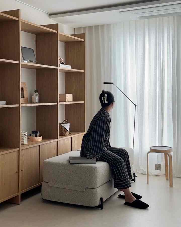 #인테리어노하우 #콘수프기록집 

フリーランスのデザイナーなので、一日の始まりと終わり 
書斎で過ごす時間が多いです。

だからこの空間だけは仕事だけするところではなく、 
しばらく休むスペースだったら 
いいと思いますよ👀

そのように書斎の片側に位置するようになった 
セラジェム「リフラックスマッサージソファベッド」✨ 

私の家の書籍は広い方ではありませんが、コンパクトなサイズです。 
スペースをあまり占めない点が本当に気に入りました。 
本棚の前に置いても苦しい感じがなく、 
普段は感覚的なソファで、 
休憩が必要なときはマッサージベッドとして使用できます。 
空間活用度が本当に良いですよ！ 

ほのかなオートミールベージュカラーとモダンなデザインのおかげで 
書斎の雰囲気もさらに暖かくなりました🌿 

脊椎・温熱・カスタマイズマッサージ機能課 
体調に合わせた15種類のウェルネスモードがあり、 
その日その日必要なモードを選べますよ🙌🏽 

忙しく流れる一日の中でも 
ちょっと止まって休む時間は必ず必要だと思います。 

セラジェムリフレックスマッサージソファピエトロ
一日をリセットできる書斎にアップグレード完了🖤

RIDI HOME © All images copyrighted.
Unauthorized use   #데이베드  #서재 #서재인테리어  #책장인테리어 #우드인테리어 