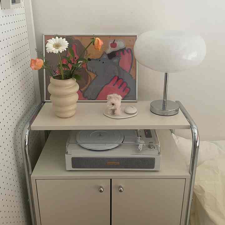 
オブジェ目的で購入した＃アイリバーレコードプレーヤー
引き出しにぴったりの子供

Bluetoothスピーカー機能もあり、しばしば使用したり
引き出しの上に載せておくとオブジェの役割もしっかりする🫧🎼




＃寝室のインテリア＃ベッドのコミットメント＃引き出しのインテリア
