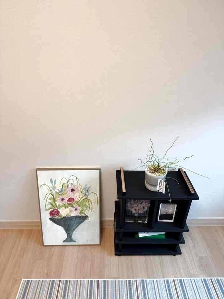 ここは西在室の一点です🍀
最近は、すごい緑色、ターコイズ色がどんどん目に入ってきましたよね？
小さな植物ひとつ、絵ひとつだけあっても空間の雰囲気が変わるようですね、、💛
ゆっくり好きなものでいっぱいになる -




#図 #액자 #꽃다발 #오브제 #화분 #식물 #스프링골풀 #식집사 #러그 #서재 #작업실 #신혼집 #신혼부부