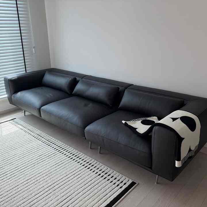 #인테리어소품 #블랭킷 #블랙앤화이트 #블랙쇼파 #ftc26기 

私たちの家のインテリア小道具の中で、きれいさと実用性の両方をつかんだブランケット🖤🤍

寒さをたくさん乗る私には四季を通して手が行くアイテムです。
ふわっとしたニット素材だから暖かく使え、ブラック＆ホワイトのインテリアとも自然に調和して空間の雰囲気をさらに綺麗にしてくれます。

ソファの上にしっかりかけておくだけでもインテリア効果まで加わり、満足して使用中のホームアイテムです。