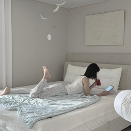 요즘은 밤에도 너무 더워서 침구부터 바꿔봤어요🩵
보기만 해도 시원한 퓨어 블루톤이라
심플한 침실에도 자연스럽게 어우러지고,
이불 하나 바꿨을 뿐인데 방 분위기가 한층 더 시원해진 느낌이에요🌬️
촉감도 닿자마자 시원해서
더운 여름밤에 손이 자주 가더라구요!
영상 찍으려고 펼쳐놨는데
유하도 시원한 촉감이 좋은지
계속 이불 위에서 뒹굴뒹굴🤣
덕분에 올여름 침실은 조금 더 시원하고 쾌적하게 보낼 수 있을 것 같아요☺️🧊🩵
#오늘의집 #오늘의집집들이 #오늘의집스타그램 #집스타그램 #침실인테리어 #침실꾸미기 #여름침구 #냉감이불 #집꾸미기 #화이트인테리어 #신혼집인테리어 #홈스타일링 #도르리