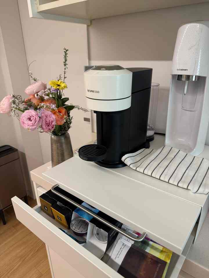 荷物だけになるのではないかと半信半疑で購入したカプセル保管引き出し、本物のカプセルを間近に置くとコーヒーライフがとても楽になりました！カプセルマシンを使う人には必須必須テムですよ〜🤎☕️   #커피머신거치대 #캡슐커피머신 #커피타임 #홈카페 