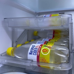 #냉장고정리템
1. 음료 디스펜서 : 길이 조절이 돼서 500ml 피티도 정리 가능한 음료디스펜서 깔끔하고 좋아요!
2. 계란 정리함 : 계란 소비량이 많은 우리집! 그냥 판계란 두기는 찝찝해서 정리함에 정리해요!
3. 다이소 냉장고 정리함 , 말랑핏, 땡스소윤 : 본냉장고 냉동실이 밑에 있어서 사용하기가 불편하더라구요.. 그래서 김치냉장고 상칸을 냉동실로 바꾸고 정리했어요! 냉동식품은 조리법, 유통기한 때문에 그냥 보관하는 편이고 나머지는 지퍼백, 냉동용기 등을 이용하여 정리합니다🙌🏻
#신혼집 #신혼부부 #신혼부부일상 #신혼부부안방 #33평구축인테리어 #33평아파트인테리어 #집꾸미기 #우드인테리어 #웜톤인테리어 