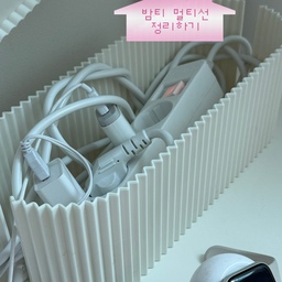 인테리어 방해하지 않는
우리집 필수템 🪿・₊✧ 🛒
제가 자취할 때 부터 쓰던 멀티탭 정리함이에요!
거실 티비 아래 지저분하게
멀티선들 
아주 단정하게 정리 시켜준답니다 
✔️양쪽으로 선 넣는 곳이
오픈 되어 있어서 원하는 방향으로
넣고 빼고 할 수 있어서 좋아요
✔️멀티탭 주위 먼지 때문에
화재 발생도가 높다는 거 알고 계셨나요
먼지 막아주는 뚜껑은 필수 😶‍🌫️
이사 오면서 거의 쓰던 건 버렸는데
이런 건 한 번 사두면
계속 쓸 수 있어서 아주 죠아요 ♡
#멀티탭정리함 #화이트인테리어 #자취방인테리어 
#신혼집인테리어 #신혼집꾸미기 #티비선정리 
#ftc26기 #소품인테리어 #우리집청소템 