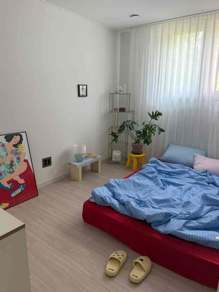 赤いカバーでポイントを与えた私たちの家🛏️❤️
今日はとても暑いです。  #침실  #홈슈즈  #선반추천  #침꾸} 