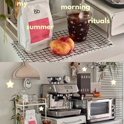 #콘수프기록집 #콘수프기록 
꿀같은 홈카페☕️
애정하는 브레빌 x 빈브라더스에서 새 원두가 도착,
고소한 향기가 솔솔 풍기는 파우치를 열어보았어요
이번 빈브라더스의 시즈널 원두는 honey 🩷 
상큼한 과일잼과 야생꿀의 달짝지근함 🍯 🍇
레드커런트의 싱그러움이 적절하게 조화되서 
아이스 드립으로, 아메리카노로 즐기기 좋은 맛이예요
브레빌로 원두를 갈고, 쫀쫀하게 내려 
얼음 가득 아이스 아메리카노 한 잔 마시니 
평범한 일상 속 행복한 순간 한 장면 추가요 🩷
이제 가구도 도착하고 조립해야 할 것도 있어 
남은 오후는 조용히 사부작사부작 보내려고요, 
집 밖은 여전히 덥고 아무튼 위험하니까(?)
시원한 주말 보내세요🍇☕️✨ 
.
.
#구축아파트 #구축인테리어 #구축아파트인테리어 
#작은집인테리어 #작은집활용법 #주방인테리어 
#주방꾸미기 #수납장 #홈카페 #홈카페존 
#홈카페인테리어 #커피머신 #커피머신추천 #가벽인테리어  
#주방조명 #주방조명인테리어 #가벽파티션  #커피캡슐보관함  #커피캡슐수납함 #오븐 
#에어프라이어 #오븐에어프라이어 #양념통선반 
 #핀자조명 

