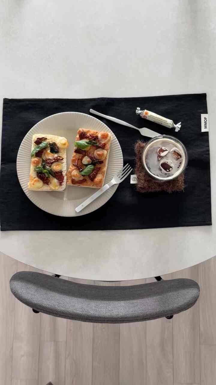 ••小さな日常記録

今日のお店はポカチアです
サンドライトマト、ボコチーニチーズ、バジルだけを上げる
エアフライヤー4分。アイスコーヒーと一緒においしく食べて！

突然始まったブラックスツールリフォーム。 🖤

家にいたジュートストラップで
罫線を一つ一つ巻いてみました。
思ったより簡単ではありませんでした。

1時間以上かかってやっと片方完成… 😂
これは正しいですか？しないのはもっときれいだと思います。
指だけが痛くて終わり... 

The other half… coming  #브런치 #브런치접시  #리폼 #홈카페 #홈카페존  #플레이팅 #집꾸미기  #집기록 #커피머신추천 