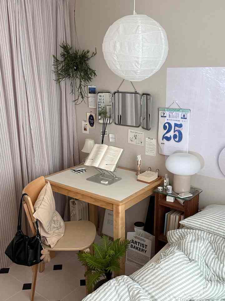🧼🍀🌵🍏🍋‍🟩
週末コレクション 
#ストライプ寝具 #스트라이프커튼 #빈티지거울 #원목책상 #빈티지조명 #침실 #작업실 #데스크테리어 #플랜테리어 #벽꾸 #원목의자 #원목인테리어