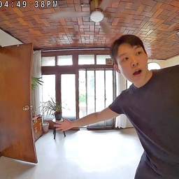 날것의)저희집을 소개합니다💁‍♂️
#구옥 #인테리어 #홈투어 #minivlog #집꾸미기
#오늘의우리집 
최근에 스마트 도어벨을 샀어요!
도어벨답게 카메라가 광각이더라고요🤩
테스트 하던중에 네추럴(?)상태인 집을
이곳 저곳 다니며 찍어봤어요
(이런 렌즈는 처음이라 신기했어요ㅎㅋ)
1
집에 들어오면 바로 마주하는
옛날엔 거실이었던 공간이에요
거실(?) 복도(?) 작업실(?) 뭐라고 불러야할지..
암튼 집의 첫인상인 공간으로 최대한 여백을 살렸어요💁‍♂️
2
티비보고 낮잠자고하는 젤 늘어져있는
응접실(?) 거실방(?)이구요💭
자개장의 블랙을 메인으로
퍼플버건디+올리브 컬러로 포인트를 줬답니다🫒
3
주방인데요
진짜 별게 없어서 자주 보여드리지 않았어요 ㅎ..👨‍🍳
4
주방 안쪽으로 위치한 침실입니다
(지저분하죠? 하지만 이게 현실인걸)
저희집 가장 안쪽에 위치해서
놀러오는 사람 열에 아홉은
잠은 어디서 자냐고 물어본답니다🛌 ㅎㅋㅋ
5
옷방..
여기도 최근에야 정리가 끝나서ㅎ
깔끔하게 유지하려고 노력중입니다☠️💭
(맥없이 끝~)
