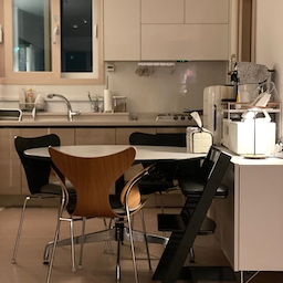 #오늘의우리집 #콘수프기록집 
N년째 만족도 높은 다이닝가구
📌Herman miller, Conference Table 
나의 첫 원형식탁
사이즈는 122으로 골랐지요. (106, 122중 2가지 운영)
원형식탁의 로망을 이뤄주기도 했고, 화이트 베이스라 어떤 식탁의자와도 잘 어울리고 플레이팅 사진을 찍어도 더 이뻐보인답니다.
2023년 스페이스로직 구매 
📌 Fritz Hansen, Lily arm chair
1970년에 출시된 믿기지 않는 디자인. 50주년 기념하며 구매한 나의 첫 암체어. 기존 사용중인 세븐체어와 동일한 아르네 야콥센이 디자인한 체어이지만, 착좌감은 완전 다르다! 정말 편하다.
우리집의 몇 안되는 우드가구 중 하나!
2020년 프리츠한센 구매 
#fritzhansen #hermanmiller #lilychair #conferencetable