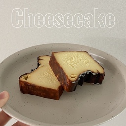 #오홈스토랑 #홈베이킹
바스크 치즈케이크를 만들어봤어요🧀🤍
집에서도 카페 분위기를 내보고 싶어서
홈카페를 즐겨봤는데,
생각보다 만들기도 간단하고 맛도 정말 좋더라고요!
유튜브 레시피를 참고해서 만들어봤는데
베이킹 초보인 저도 어렵지 않게
카페 비주얼로 완성할 수 있었어요.✨
예쁜 그릇에 담아 먹으니
집에서도 카페에 온 것 같은 기분까지 들더라고요.
이번에 자신감을 얻어서
다음에는 또 다른 디저트에도 도전해보려고요!🥰
.
.
.
#치즈케이크 #베이킹용품 #홈카페 #홈베이킹도구 #오븐추천 #집카페 #디저트접시 #빵만들기 #요리스타그램 #오늘의집 #ftc24기 #주방용품 #베이킹용품