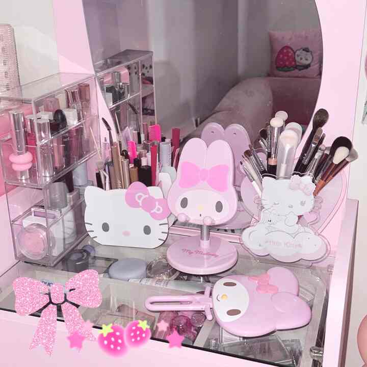とても可愛くて可愛い化粧台🍓🎀

🎀カラ500立式ミニ化粧台 
-既存のカラーはとてもぬるぬるで直接ピンク色の塗料を購入してリフォームした化粧台です✌️
色が本当にきれいで空間車もあまりいないので好きです♡ 

🎀ダイソー4段多用途引き出し型ケース（品番：1013300）
-¥5,000
-4間のうち2段4段間を抜いて高さ空間を作った後 
リップ製品やベース。ファンデーションのようにかさばる化粧品
収納してくれました。 

🎀サンリオアイラブハローキティシリーズアクリルペンギン
-主にスティック型の化粧品を差し込んだ 
（exアイブローアイライナーリップペンシルテールビットなど）
もっと言う必要はありません..ちょうどとてもきれいです

🎀サンリオマイメロディスマートフォンスタンドスタンド
- 髪を乾かしたり外出したりするときに携帯電話を通しておく用途です。
鏡も立てておいたり、色々と便利です！
さらに、ちょうど置くだけでもかわいいです。

🎀サンリオマイメロディハンドミラー 
- 既存のミラースタンドが壊れた金で購入したとても
かわいいマイメロディミラーです。 
スタンド形式で立てておくこともでき、取っ手を手に握って手鏡で使うこともでき、一石二鳥！
💡ただ鏡がそんなに大きくないので、補助鏡用途に使うのがいいと思います。

🎀フィリミリサンリオハローキティアクリルブラシアレンジメント（天使ver.）
- 非売品
話は全体的な長さ感があり、用途のまま 
ブラシを挿しておきます！ 
ぴったり合ううえにかなり多くて挿し込まれて好きです♡ 



＃ピンク＃ピンクインテリア＃サンリオ＃ハローキティ＃マイメロディミラー＃化粧台＃ピンク化粧台＃化粧台インテリア＃化粧飾り＃化粧品整理ボックス＃ftc記録＃かわいいテムベスト 