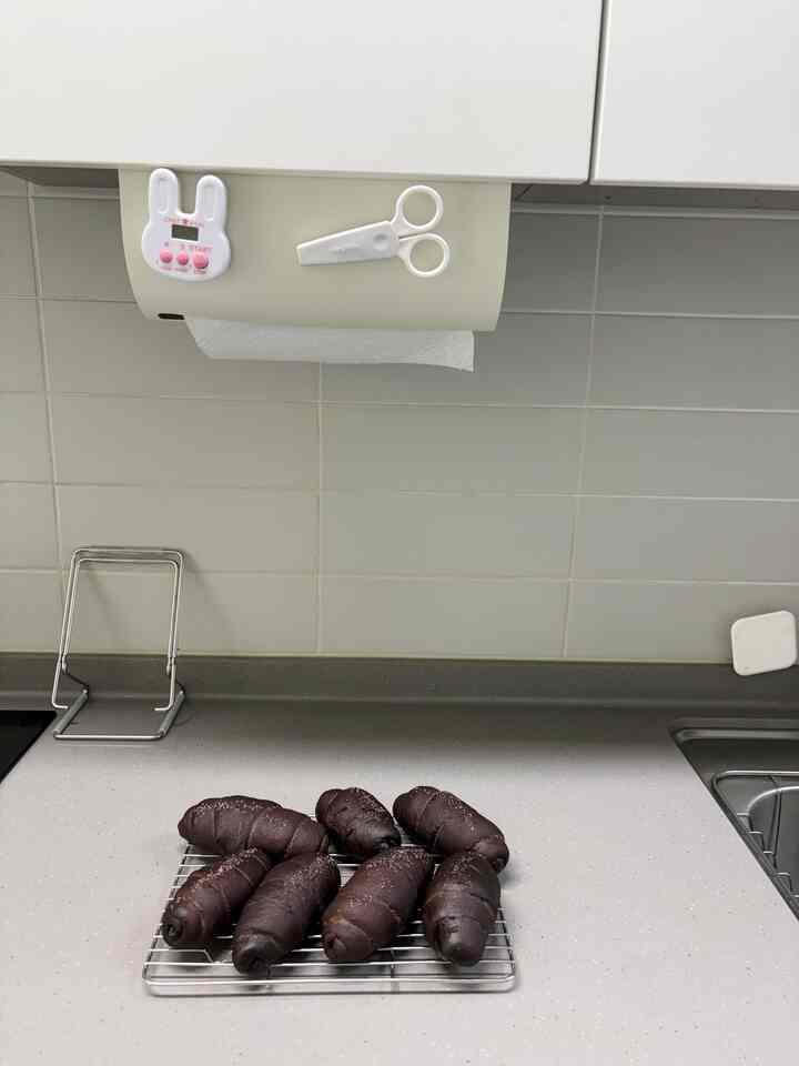 チョコレートが好きな子供のために作られたチョコ塩パン🥐🤎
平日の朝、しばらくの趣味時間。
香ばしいバターの香りと甘いチョコレートの香りで一日を始めました☺️

＃今日の私たちの家＃コンスプ記録集 
＃今日の家＃ホームベーキング＃塩パン＃チョコ塩パン＃パン作り＃ホームカフェ＃家畜＃趣味生活＃ママ表彰式