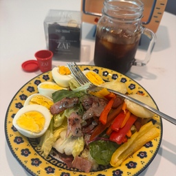 🥗☕️ 오늘의 브런치
신선한 샐러드에 고소한 베이컨,
든든한 삶은 달걀과 감자까지🥔🥚
과하지 않지만 포만감은 충분한 한 끼.
아이스커피 한 잔과 함께 여유를 더해
몸도 마음도 가볍게 시작하는 브런치입니다. 🤍
건강한 식사는 특별한 날이 아니라
매일의 작은 습관에서 시작되는 것 같아요.
오늘도 맛있게, 건강하게! 🌿
#브런치 #브런치메뉴 #건강식 #샐러드 #샐러드브런치 #다이어트식단 #단백질식단 #집밥 #홈브런치 #브런치스타그램 #건강한한끼 #식단기록 #홈카페 #아이스커피 #일상기록