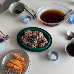 #오홈스토랑
#콘수프기록집
콩국수, 멸치국수, 모밀국수 돌아가며 먹는 중이예요
역시 여름엔 국수예요. 
어제 점심엔 시원하게 모밀국수 해먹었었어요.
좋아하는 무도 넉넉하게 갈아 넣어 무의 매콤함이 시원했답니다. 오늘 점심에 모밀국수 어떠세요? 
더워도 너무 덥네요 😰🥵
#여름메뉴 #여름의맛 #모밀소바 #모밀국수 #플레이팅샷 #플레이팅필살템 #집밥요리 #집밥메뉴 #여름방학 #점심메뉴추천 #플레이팅접시 #플레이팅그릇 #플레이팅템 #국수그릇 #국수요라 #예쁜그릇 #푸들 #오벌돔 #오벌플레이트 #오벌그릇 #오벌접시 #오벌볼 #맞팔 #홈스토랑