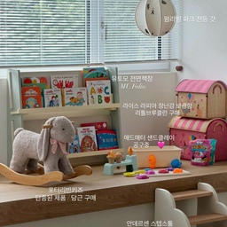 #오늘의우리집 #콘수프기록집
#아기가사는집 예쁜 건 어디 둬도 예쁜 법 ⺣̤̮
#뮤토모 책장은 윈도우시트 위에 올려두니
사이즈도 딱 맞는 느낌이에요.🍈
알록달록 귀여운 장난감은 #매드매터 모래놀이 !
+ 사진 속 제품 정보는 두번째 사진에
뮤토모 책장 컬러 정보는 마지막 사진에 있어요. 
생각보다 뜨거운 반응과 연이은 품절대란으로
정신이 하나도 없던 매드매터 오픈일 . . 🌚
내일까지 공구중인 모래놀이 끝판왕🏖️
🇸🇪 스웨덴 프리미엄 샌드클레이 매드매터는
워낙 유명한 제품이라 그런지
기본 컬러팩, 몰드 주문량도 많아요 . . 🤍
제가 추천템으로 꼽은 2가지도 인기 최고 !
처음 입문하시는 분들은 아래 두 세트 참고해보세요.
🛒 구매링크는 인스타 프로필에 있어요. ☻ 
❶ 스타터 세트
(컬러팩 2팩 + 놀이함 + 12종 몰드 + 공룡몰드)
✷ 다양한 몰드에 놀이함까지 세트라 더 실용적!
정리 + 보관까지 깔끔하게 가능해요.
❷ 얼티메이트팩 세트 
(컬러팩 2팩 + 레고브릭메이커2 + 도형 6종 몰드 + 조각도)
✷ 이건 저도 내돈내산으로 유이 16개월 때 사줬던 거!
부담없이 즐길 입문템으로 너무 좋아요.  
여기에 컬러팩 1,2개 추가하시면 꽤 풍성하답니다.
#매드매터공구 #모래놀이추천 #전면책장 #모래놀이 #아기장난감 #윈도우시트 #뮤토모책장 #전면책장