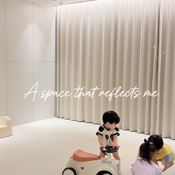 #오늘의집 #나다운공간 #소개
바로바로 아이들의 웃음소리로 채운, 비워낸 거실 🤍
이전 집은 공간이 좁아
아이들이 조금만 뛰어도 넘어질까, 다칠까
늘 조마조마한 마음이었어요. 
평소에도 아이들의 '안전'을 가장 중요하게 생각하다 보니, 새 집으로 오면서 거실만큼은 가구로 채우기보다 ‘아이들의 자유’로 채우기로 결심했답니다.
최대한 비워두고,
침실서재 제외한 모든 공간에 
폭신하고 안전한 시공매트를 깔았어요 ㅎㅎ
예쁜 인테리어 소품으로 채워진 거실도 좋지만, 
지금 저에게 '가장 나다운 공간'은
아이들이 맘껏 뛰어놀고 뒹굴어도 안심할 수 있는
이 넓고 안전한 거실이에요ㅎㅎ
비워낸 만큼 아이들의 웃음소리로 가득 차는 매일, 
제가 가장 사랑하는 우리 집의 모습입니다 🌿
.
.
.
#ftc26 #ftc26기 #아이있는집 #거실인테리어 
#거실매트 #비움의미학 #거실매트시공 #온라인집들이 #랜선집들이 #거실꾸미기 #아기가있는집 #아이있는집거실 #아기있는집거실 #유아매트 #층간소음매트 #시공매트 #화이트인테리어 #미니멀인테리어 #육아일상 #육아소통 #아이와함께하는집 #거실스타그램
