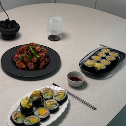 #오홈스토랑
1 주말에 실컷 자고 먹는 늦점 오토김밥과 닭강정 
2 고기좋아 인간의 차돌육회비빔밥
3 육회칼빔면과 맥주한잔 이거시 행복 🍺
4 생새우회 근데 우니를 곁들인  (불닭마요소스 체고세요🔥)
5 남편 야간 근무 이슈로 혼자 즐기는 안키모덮밥
6 마늘쫑 유행 막차 타고 따라간 마늘쫑 비빔밥
7 야채 싫어 인간도 좋아하는 시오콘부 마늘쫑 파스타 
8 집 나간 입맛 (사실 나간적 🙅🏻‍♀️) 돌아오게 만드는 간장게장 🦀
9 가족집들이 맞이 열심히 요리한 남편 🥹🤍
남편표 명란솥밥은 언제나 레전드세여 🤤
10 말랑이복숭아 귀신을 위해 매일 복숭아 깎아놓는 남편에게 무한한 감사를 .. 🍑
#알라바스터  #빌레로이앤보흐 #센느파리 #광주요 
#비볼리 #현대기물박그릇 #예쁜그릇추천 