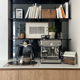 브레빌 이사시키기 성공☕🖤
원래 쓰던 실버 홈카페장 대신
블랙 선반을 메인으로 포인트를 주고 싶어서 
브레빌 자리를 옮겨봤어요.ᐟ
나름 핀터레스트 감성 노려봤는데, 어떤가요?😲
인스타그램 @zni_home
#오늘의우리집  #콘수프기록집 #맞팔 #홈카페 #홈카페존 #홈카페인테리어 #브레빌876 #콜렉티카 #자라홈스툴 #로우백 #테이블매트 #핀터레스트감성 #블랙선반 
