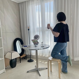무더위를 요즘 아이스커피로 나고있어요
너무 더워 긴머리를 단발로 싹뚝 자르고.. 몇주째 후회중이에요🤣
분명 난 태슬컷을 했는데 더벅머리를 만들어 놓은것 같은 느낌..
빨리 기르길 바래봅니다😭
어느덧 7월도 끝나가고 있네요 9월 시험때문에 휴가는 커녕 집콕해서 열심히 공부만 하고 있는 요즘입니다🥲
다들 더위 조심하세요🤍🤍
#콘수프기록집 #더운날집콕 #거실인테리어 #홈카페 #일상기록 #홈카페존 #여름인테리어 #데일리 #집꾸미기  #집에서제일바빠 #홈카페인테리어 #홈스윗홈 