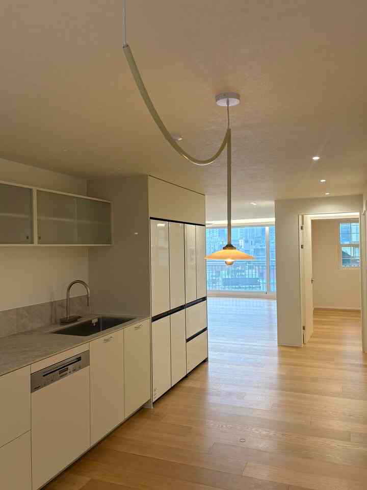 私たちの家のインテリア記録、予告編🏡

ビポの写真を見ると驚くかもしれません。
本当に手の届かないところがないくらい来修理でした。

今回のリモデリングはターンキーではありません
バンセルフ+監理業者と一緒に進行しました。

施工管理は専門家に任せることができて心強かったが、
いざ私にとって一番難しかったのはデザインを決める事😂

数々の悩みの末に一つずつ選び、
監理業者のおかげで締め切りも満足に仕上げられました。

何よりも頭の中で描いた雰囲気
思ったより綺麗に仕上がった我が家🤍

今後はリモデリング過程から空間別ビポ＆アフター、
直接経験した試行錯誤と選択の理由まで一つずつ記録してみようと思います。

インテリアを準備しながら、他の人の記録
私が本当に大きな助けになったように、
いつか私の記事も誰かの家を飾る過程に小さなリファレンスになってほしいです。

今日は味わいで、
今後私たちの家の話をゆっくりお聞きします。  #인테리어 #인테리어노하우 #반셀프인테리어 #반셀프리모델링 #아파트리모델링 #ftc기록 #FTC8기 #FTC8기이야기