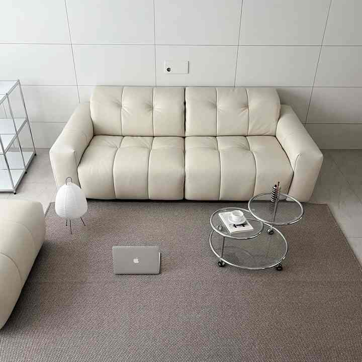 深い休憩🛋️ 

サムアンドデコレトソファが来た後に変わった私たちの家 
リビングルームが良くなったと思います⌂ 

仕事を終えて帰ってくる家が待たれる理由も、 
中文を開くとすぐに見える暖かいトーンのソファ 
私たちの家族全員を歓迎する感じでもあります。 

着席感がとても快適で家族の時間が増えて 
自然に一日のことを話し合い、 
何もしなくても同じ空間にいる時間が増えるから 
一緒に大切さを知っています。 

単にソファが快適でいいという理由より 
もっと多くを得ている気分の高いレトソファです✶

ラグを変えてくれたのに、こんなに違った感じがして 
不思議なカラーだと思っている中です - 

•サムアンドデコ|レトソファ4人（クリーム） 

＃コンスープ記録集 