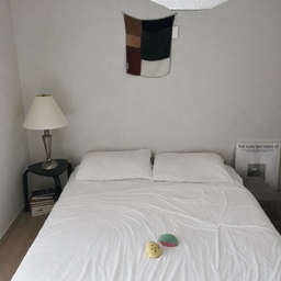 #예쁜템최고야 2 #콘수프기록집
🏷️ 니팅 패치워크 
한여름에 구매한 뜨개장식 ㅋㅋ
이건 오랫동안 저의 위시템이었는데요
지난 집에 살때 마땅한 벽이 없어서 못 샀었어요 ㅠㅠ
(공간이 좁고 꼭꼬핀이 들어가는 벽지 부분이 별로 없었음…)
이사온 집은 예전보다 공간이 좀 더 생겨서 구매했어요! ㅎㅎ
사진이랑 똑같이 너무 이쁘고 귀여운 제품이에요
근데 뭔가 침실에는 좀 안 어울리는거 같아서
다른 공간에 어디 걸지 다시 생각해보려고 해요 ㅎㅎ
#패치워크 #빈티지 #빈티지소품 #벽장식 #벽장식소품 #뜨개소품 #침실꾸미기 #냉감침구 #위시템 #벽꾸 #벽꾸미기 #벽꾸미기인테리어 #화이트침구 #뜨개블랭킷 #귀여운소품 #내돈내산 #히플로우