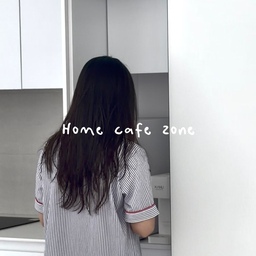 HOME CAFE ZONE
매일 아침
커피 한 잔이 루틴이 되어버린 요즘
이사올 때
홈바는 꼭 넣고 싶었는데,
이것 저것 하다보니
홈바 자리가 생각보다 좁더라구요.
정수기와 커피머신
딱 두 개만 두고 사용하지만
깔끔하니 좋은 것 같아요☕️
위쪽 수납장엔
티와 커피 캡슐을,
아래쪽 수납장엔
나머지 용품들과
간식으로 채워져 있어요.
뚱냉 옆 작은 공간이지만
알차게 활용하고 있어요!
이사가도
홈바는 또 넣을거예요☁️
#홈바 #홈카페 #모닝루틴 #오늘의집ftc26기 #컵추천 #뚱냉 #뚱냉홈바 #주방인테리어 