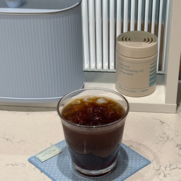 진짜 너무 더운 요즘 여름날씨 🥵,
에어컨 켜두고 시원한 아메리카노 한잔 🥤🧊🤍
#오늘의집 #콘수프기록 #콘수프챌린지 #오늘의집FTC26기 #아이가있는집 #아이가사는집 #화이트우드인테리어 #인테리어소품추천 #주방인테리어 #주방소품 #주방꾸미기 #1층아파트 #1층집 #필로티 
