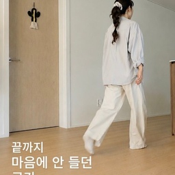끝까지 마음에 안 들던 공간, 조명 거울 하나로 살렸어요!
거실도 복도도 아닌 애매한 연결 공간
가구를 놓기엔 좁고 밤엔 더 휑해보였는데
어쩌다보니 몇개월째 방치했거든요🥹
근데 요번에 조명이 들어오는 전신거울 하나 세워봤는데
그냥 지나가던 곳이 핀터레스트처럼 바뀌었어요
낮엔 전신거울로 공간이 넓어 보이고
밤엔 조명거울로 무드가 달라져서
이젠 일부러 멈춰서 보게 되는 곳이 됐어요!
가장 애매했던 공간에서,
가장 나다운 공간으로 변신하는 매직💫
다리 2m 만들어주는 포토존은 덤이에요..🤍
#전신거울 #조명거울 #핀터레스트인테리어 #복도인테리어 #거실인테리어 #전신거울추천 #ftc26기 #콘수프기록집 #현명한소비 