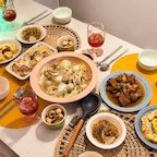 🍽️ 방학 첫 집들이 기록

방학을 맞아 제자들을 집으로 초대했어요.🤍

메뉴 하나하나 고민하며
갈비찜, 스지전골, 크림파스타, 잡채, 스팸 계란말이, 메추리알 장조림까지 차려봤어요.

완벽한 플레이팅보다
“맛있게 먹었다”는 한마디를 듣고 싶어서
아침부터 몇 시간 동안 주방에서 보낸 하루였습니다.

요리를 담는 그릇도,
식탁 위 색감도,
식물과 조명까지 조금씩 신경 쓰니
평범한 식탁도 훨씬 따뜻해 보이더라고요.

요즘은 집을 꾸미는 재미에 이어
누군가를 초대해 함께 식사하는 즐거움까지 알게 된 것 같아요.

앞으로도 집밥, 플랜테리어, 그리고 소소한 일상을 차곡차곡 기록해 보려고 합니다.

같이 집을 예쁘게 가꾸고,
요리하는 걸 좋아하신다면
앞으로도 자주 놀러 와주세요.🌿🤍

#오늘의집 #집들이 #집밥 #홈카페 #플레이팅 #집꾸미기 #플랜테리어 #신혼집 #요리기록 #일상기록 #홈스토랑 #plainlois #플레인로이스 #맞팔 #홈스토랑 #맞팔환영
