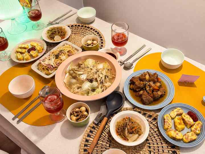🍽️休暇の最初の家が記録

休暇を迎え、弟子たちを家に招待しました。🤍

メニュー一つ一つ悩んで
カルビ蒸し、すじ鍋、クリームパスタ、雑菜、スパム卵、ウズラの長蔵林まで着てみました。

完璧なプレーティングより
「おいしく食べた」という一言を聞きたくて
朝から数時間キッチンで過ごした一日でした。

料理を盛り込んだ器も、
ダイニングテーブルの上の色感度、
植物や照明まで少しずつ気になる
普通の食卓もはるかに暖かく見えました。

最近は家を飾る楽しみに続きます
誰かを招待して一緒に食事する楽しみまで知ることになったようです。

これからも、ごはん、プランテリア、そしてちょっとした日常を次々と記録してみようと思います。

一緒に家をきれいに整え、
料理するのが好きなら
これからも頻繁に遊びに来てください。🌿🤍

＃今日の家＃家＃家の家＃ホームカフェ