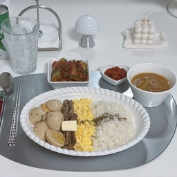 #버터장조림밥 #된장국 
오늘은 장조림 버터밥입니다 전에 엄마가 주고 가신 장조림을 이용해 간단하게 저녁을 차렸어요
된장국은 재료를 한꺼번에 다 넣고 끓이고 스크램블 에그는 촉촉하게 하려고 우유도 살짝 넣고 불도 약하게 하고 계란 익자마자 불 끄고 그릇에 바로 옮겼어요
고기와 장조림 계란에 장조림 국물도 뿌려주고 버터는 바로 녹지 않게 고기 위에다 놓고 파슬리도 뿌려줬어요 반찬은 꺼내지 말까 하다 오이소박이와 오징어 젓갈도 꺼냈어요
#오늘의우리집 #오늘의장면한컷 #콘수프기록집 #예쁜템최고야 #혼자서도잘먹어요 #사브르 #헤리터 #렉슨 #렉슨미나 #조명 #소품 #추천템 #자취 #저녁 #메뉴 #추천 #맞팔 
