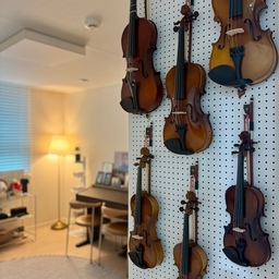 드디어 완성한 새 레슨실🎻🎶
파티션과 모듈가벽으로 공간을 분리해서
새롭게 꾸며 보았어요 💜
밤티나는 에어컨 호수만 이제 처리하면 될듯 ㅎㅎ
#레슨실 #공간분리커튼 #공간활용 #공간분리아이디어 #음악작업실 #연습실인테리어 #레슨실꾸미기 #바이올린 #라운드라운드파티션 #꿈꾸는요셉 #이케아로꾸민집 