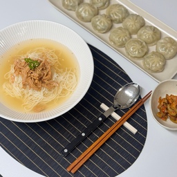 여름엔 초계국수
그리고 국수엔? 만두😋
무인양품에서 국내산 푸드류 많이 나오는거 아셨어요?
전 최근에 알아서 국수 여러개 사왔는데
하나씩 먹어보고 리뷰영상 만들어보려구요🤭
✔️초계국수 - 무인양품
✔️만두 - 노브랜드
#오홈스토랑 #식탁 #우리집식탁 #면기 #오늘의집밥 #집밥 #국수 #플레이팅 