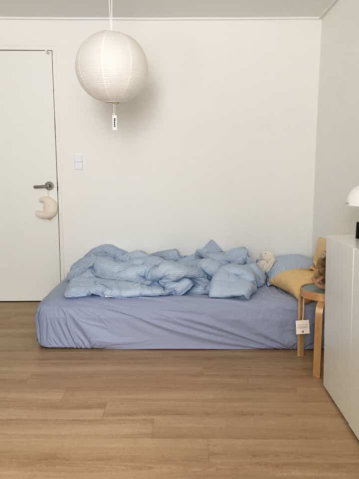 パステルトーンがとても好きな子供部屋の寝室！布団に触れて触感に反してすぐ寝具交換しました。

テンセル100％で最高級低刺激モーダルなので、柔らかすぎて肌触りが良かったです。アイバンは小さな騒音にも気をつけなければならないところなので、バスラックの音もなく快適に眠りましょう！ 

環境にやさしいとうもろこしで、雲のようなふわふわです〜マットレスもカスタムカラーでよりきれいに見えます。イエローカラーハンスプーンで可愛さを追加しました〜 

＃クールトンインテリア＃ベビールームインテリア＃ベビールーム寝具＃ベビールーム装飾＃子供部屋インテリア