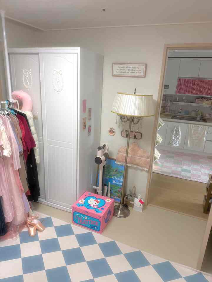 #おじさん 

未完成だった書斎の机の反対側の空間を完成しました💜 
ヴィンテージシェビースタイルで少し飾ってみましたがどうでしょう☺️今回飾りながら気に入った製品を紹介してみましょう！ 

🩵 シェビースライディングワードローブ 
ホワイトスライディングのワードローブなのにリボン文様とディテールがヨーロッパの雰囲気も出てとても綺麗で気に入ってます！スライドドアなのでスペースが狭くても使えますよ🤍 

🩵アイリッシュフロアジャンスタンド 
大きなランプシェードとクリスタルが素敵でヴィンテージな雰囲気を与えてくれました！こんな大きなジャンスタンドを置いてみたかったのにとても気に入ってます🤍

🩵ビンテージ額縁とモネポスター 
掃除機の後ろに汚れた電線がたくさん見えましたが、どう見てみるか悩んで注文しました！クッキーがa2だから値段はちょっとあったけどヴィンテージな雰囲気の額縁で綺麗に隠されたようで気に入ってます 🤍 

🩵オマージュ壁掛けフック 
2区壁掛けフックで壁を飾ってみました💜フックにはオペルトムのオーガナイザーを歩いてその中に掛け毛バンドを保管していますよ🤍やはりビンテージな雰囲気を演出できて気に入っています！ 

🩵レタリングホームカフェポスター 
一番上の部分は空の壁にレタリングポスターをかけました！感性的なポスターなので、どこに歩いてもとてもきれいなデザインなので気に入りました。 

3枚目の写真はリビングルームのシャンデリアとのツーショットです。 

お兄さん今すぐ週末ですね😍みんな幸せな週末を過ごしてほしいです💜❤️💜


＃メイド＃メイド＃ドレスルーム＃ワードローブ＃ビンテージインテリア＃ビンテージ小道具＃ビンテージ照明＃ヨーロッパの感性＃ヨーロッパのインテリア＃ディズニー＃ハローキティ＃ハンガー 
