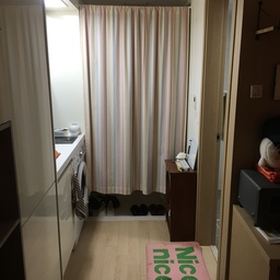두번째 저의 취향이 담긴 아이템은 커튼입니다 !
작은 원룸이다보니 문을 열면 집 안이 훤히 보이는게 조금 마음에 걸렸는데요 . . 
그 부분을 보완하고자 현관 가림막 커튼을 설치하면 어떨까 싶어 저의 취향에 맞는 커튼을 찾아다녔답니다 !
그렇게해서 마련하게된 소르베 스트라이프 공간분리 커튼 🍧 ❣️
보완점도 챙기고 집의 분위기와 저의 취향도 챙기고 너무너무 귀엽고 사랑스러운 커튼이라 제가 원하는 집의 무드와도 맞아서 볼 때 마다 기분이 좋아요 🥰
무언가 가리고싶거나 침실과 거실 혹은 주방과의 공간분리가 필요하다면 여러 커튼의 무늬, 모양, 디자인에 따른 자신의 취향을 찾아 집에 걸어보는 것은 어떨까요 !
아주 만족스러운 구매가 될거랍니다 ~ 🌈
#공간분리 #공간분리인테리어 #공간분리커튼 #커튼 #현관가리개 #현관가림막 #자취방인테리어 #원룸인테리어 #복층원룸 #복층원룸인테리어 #빈티지인테리어 #빈티지커튼 #빈티지소품 #ftc26기