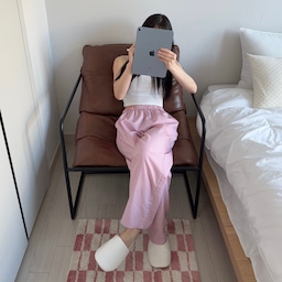 #gift
@berhe.kr 덕에 집이 환해졌어요 ˘͈ᵕ˘͈
분홍색을 참 좋아하는 저에게 딱 맞는 keyva 매트 𓂃 🩷
패턴, 색감도 예쁜데 촉감까지 정말 부드러워요 ⋆.˚
어디에나 잘 어울리는데
거울 앞에 두면 셀카존까지 완성🤳🏻
#예쁜템최고야 #예쁜템 #콘수프기록집 #콘수프기록 #발매트 #발매트규조토 #발매트러그 #러그 #러그추천 #감성인테리어 #감성인테리어소품 #인테리어소품 
