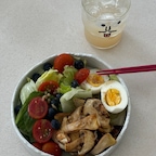 #오홈스토랑
더우니까 입맛도 없고
먹긴해야되는데 거창한 건 싫고,
그렇다고 또 맛없게 억지로 먹기는 싫고😂😂
요럴 때 챙겨먹은 집밥메뉴들
추려봤오요~~^^

1,2.미송화버섯 샐러드
이 버섯 올리브유에 굽기만해도 
고기맛 나서 넘 맛나요.
가격이 비싼게 흠이지만요 ㅠ
소스는 칼로리 생각해서
시판용말고 만들어먹었어요.
간단해서 2끼정도 먹을 분량 
만들어두고 먹고있어요.

🥣다이어트 오리엔탈 드레싱: 
진간장 1큰술, 들기름(또는 올리브유) 1/2큰술, 
레몬즙 1큰술, 알룰로스 1큰술, 다진 마늘 1/4작은술

3.소고기팽이버섯말이
집에 아스파라거스 있어서
같이 말아서 구웠어요.
소스는 폰즈소스 만들었어요.

🥣폰즈소스 :
진간장: 2큰술
 물: 1큰술
 식초: 1큰술
 알룰로스: 0.8 ~ 1큰술 (취향껏 조절)
 레몬즙: 0.5큰술 (선택)

4.닭가슴살케밥
통밀또띠아에 닭가슴살큐브랑 양파 볶은거랑
양상추,저당칠리소스,아보카도마요네즈 넣고
말아먹기^^모짜렐라치즈 추가함 더 맛있어요.

5.오트밀그릭요거트
그릭요거트에 오트밀넣고 블루베리.
꿀 대신 피칸 부셔서 넣어보세요.
피칸이 씹으면 달아요^^

6.불고기비빔밥
아이들 먹고 남은 불고기에
애호박 새우젓,다진마늘 넣어 볶은것,
저당고추장,김가루,계란후라이,참기름,깨 솔솔~~

7.아보카도명란비빔밥
오랫만에 해 먹었는데
역시 맛있어요!
아보카도랑 명란 손질만 
누가 좀 잘라주면 좋겠는데…😂

8.썬드라이토마토 바게트
바게트에 바질페스토 바르고
모짜렐라치즈,썬드라이토마토
올리고 발사믹글레이즈 뿌리면 끝~
손님오셨을 때 후다닥 만들수 있는 메뉴에용.

9.토마토달걀시금치볶음
예전부터 아침에 즐겨먹는 간단식.
소금도 뿌리고 꿀도 뿌려야 진짜 맛있는 건데
저희남편은 식단 중이라
아무 간도 안하고 먹어요.ㅎㅎ

긍데 내일은 또 뭐 먹죠??…😂
-
#콘수프기록집  #간단한한끼 
#간단한레시피 #샐러드소스만들기 #집밥일기