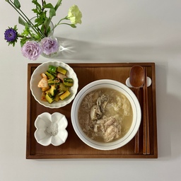 #콘수프기록 #콘수프기록집 #오홈스토랑 #오늘의식탁 #오늘의우리집 
얼마 전 중복 때 먹은 엄마표 삼계탕🤍
집에서 육아만 하는 딸래미 위해서 
정성 듬뿍 담은 한그릇,,🥹
사먹는거랑 다르게 국물 완전 진국에 전복까지 많이 들어있어서 진심 최고👍
올 여름 건강하게 나기🩵
#오늘의메뉴 #플레이팅 #온더테이블 #온마이테이블 #삼계탕 #중복 #여름맞이 #여름메뉴 #여름메뉴추천 #보양식 #건강식 #집밥 #집밥요리 #집밥기록 #집밥메뉴 #집밥이최고 