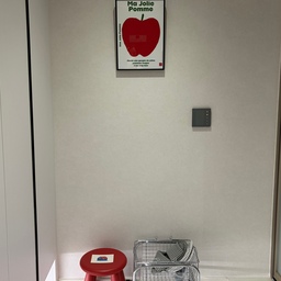 현관은 집에 들어오자마자 처음 보이는 공간이죠!
어떻게 하는게 좋을지 엄청 고민되더라구요🥲
계절따라 조금씩 소품을 바꿔보고있는데 
지금은 이케아 스툴이랑 배치했어요❤️
저희집은 중문이 스윙도어라 실내화를 놓을곳이 마땅하지가 않더라구요 🫠그래서 편한게 제일이라 신발장에서 신발을 꺼낼때 실내화신고 나가면서 
신발도 자연스럽게 꺼낼수있게 데크타일을 깔았습니다!
현관안쪽도 필름작업을 할지 말지 고민했는데 
그대로 둔상태로 위시템이였던 선반을 배치하니
자잘한 용품들이나 차키를 걸어두기 편해요👍
손님용 실내화들은 편하게 툭툭 놔도 이쁘게 보관되고 중문에 걸리지도 않는 제품을 찾았는데 스텐 트롤리에 놓으니 손님들도 와서 편하게 신으시더라구요!ㅎㅎ
이번 주제가 어렵다 생각했는데 집 모든 공간이
나다운공간이더라구요 ㅎㅎㅎ
제 취향이 듬뿍 들어간 현관이였습니다🫶
#오늘의집 #ftc26 #나다운공간 #현관인테리어 #데크타일 #트롤리활용법 #실내화정리 #이케아스툴  #풍수그림 #레드포인트 