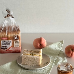 #콘수프기록집 #예쁜살림템 
🍞 오늘 브런치는 에그샌드위치. 🥪☕
방학 첫날이라 침구 빨래부터 하고,
간단하게 브런치도 준비했어요.
오늘은 델리팜 더 부드러운 통밀식빵으로 만들어봤는데,
빵이 부드럽고 촉촉해서 에그샌드위치랑 잘 어울리더라고요. 🤍
특히 오늘 생산한 식빵을 다음 날 받아볼 수 있어서 더 신선하게 즐길 수 있었어요.
무유화제, 무향료로 만들어 담백한 맛도 마음에 들었고,
토스트나 샌드위치로 간단하게 즐기기 좋은 식빵이었어요.
쿠팡과 토스쇼핑에서도 만나볼 수 있다고 합니다. 😊
#델리팜 #더부드러운통밀식빵 #브런치 #에그샌드위치 #플레이팅 #샌드위치 #주방인테리어  #주방 #플레이팅필살템 #맞팔 #맞팔환영 #숏폼 #숏츠 