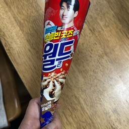 #오늘의우리집 #콘수프기록집 #맞팔 #월드콘 #빵빠레 #아이스크림
오래만에 진짜 몇 년 만인지 모르겠어요^^ 월드콘을 먹었는데 그래도 월드콘은 끝에 초코가 없어서 그렇지 거의 옛날 맛이고
빵빠레는 남편이 먹었는데 맛이 좀 다르네요. 예전이 더 맛있는 거 같아요. 
여름철 당 떨어질때 먹으니 좋네요~ 
남편 폰은 사진 올리니까 전에 했던 추천 태그가 뜨던데 아이패드는 안뜨네요. 아이폰은 되려나 ? 요새 거의 오집은 패드로만 하는데
아이폰이 업댓이 느린건지 제꺼가 안되는 건지. 잘못 찾아주긴 하던데 그래도 오집에서 산 물건은 바로 뜨니까 좋더라고요.
오친님들 덥지만 행복한 주말 보내시고 벌써 8월 이더라고요~ 8월 다들 화이팅입니다
