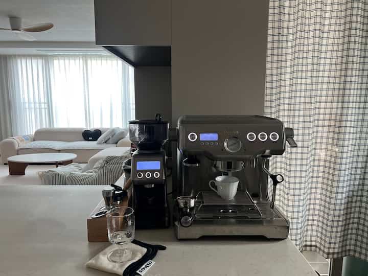 🏷️あなたと_ホーム

私の好きな空間 自分の空間

コーヒーはマッサージしませんが、コーヒーが好きです。
週末に夫のモーニングコーヒーを降りてホームカフェ遊びが好きです。

真に下がるコーヒーとクレマを見ると心が安らぎますね。ミニマルなホームカフェはとても良い☕️🤍

#ftc26期 #ミニマル #ミニマルライフ #ホームカフェ
＃私を含むスペース＃コーヒー＃ホームカフェゾン＃インテリア
＃インテリアアクセサリー＃今日の家＃自分のスペース